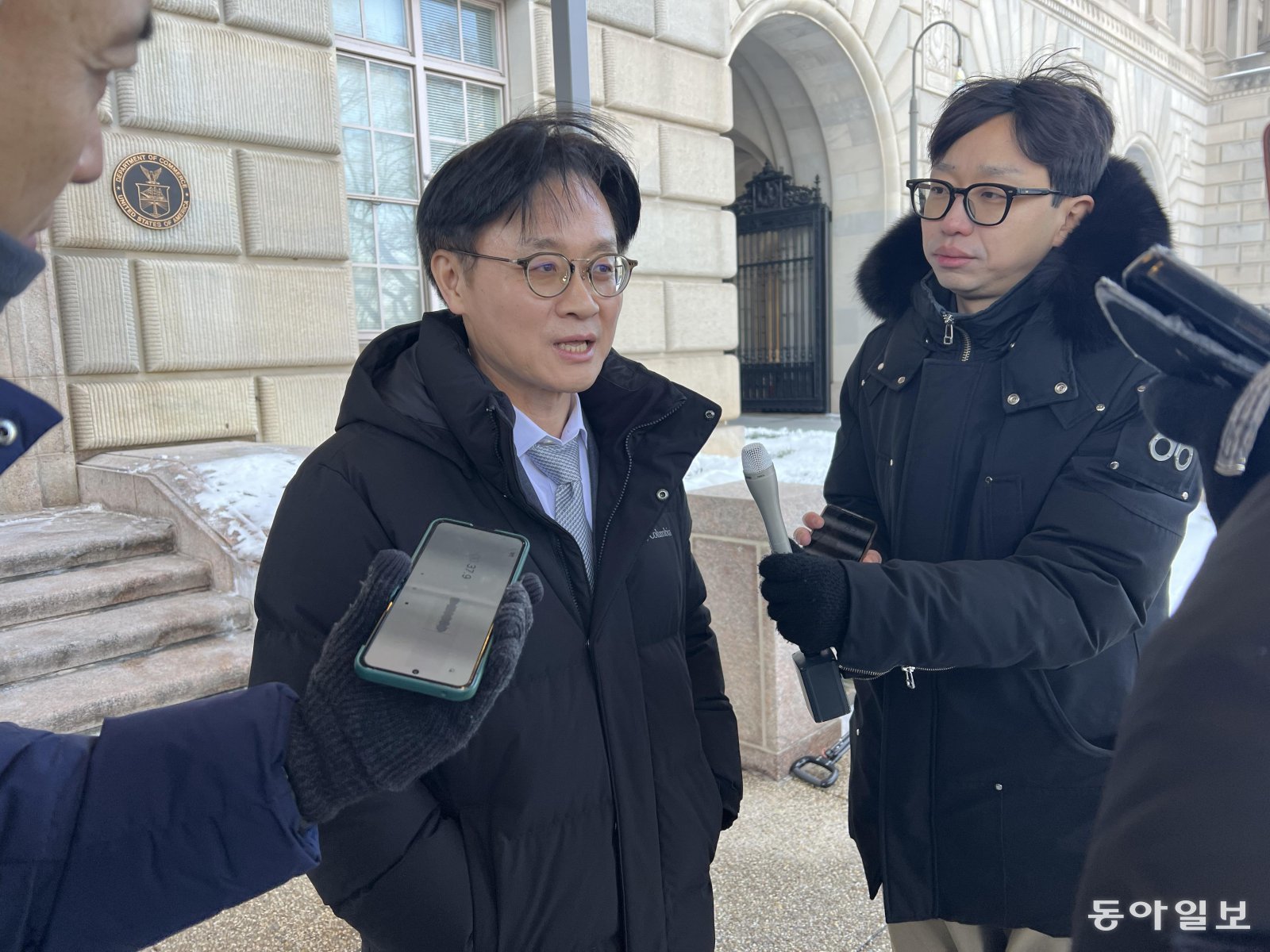 김정관 산업통상부 장관이 30일(현지시간) 미국 워싱턴DC 상무부 청사에서 하워드 러트닉 상무부 장관과 면담한 뒤 취재진 질문에 답하고 있다. 워싱턴=신진우 특파원 niceshin@donga.com