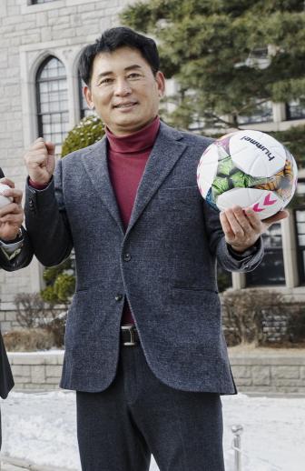 교정에서 축구 공을 들고 있는 신연호 고려대 축구부 감독. 고려대 제공