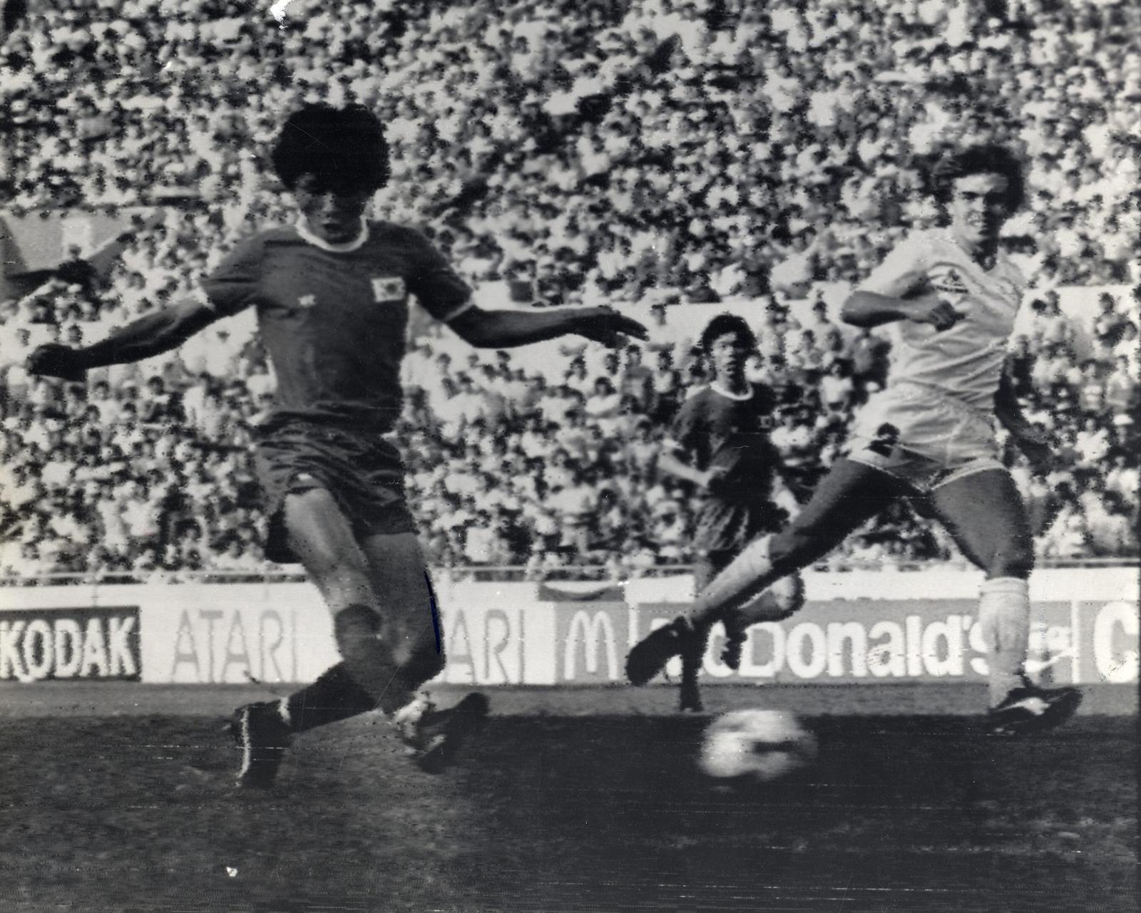 1983년 6월 12일 멕시코 몬테레이에서 열린 세계청소년축구선수권대회 우루과이전에서 한국의 신연호(왼쪽)가 선제골을 넣고 있다. 동아일보 DB