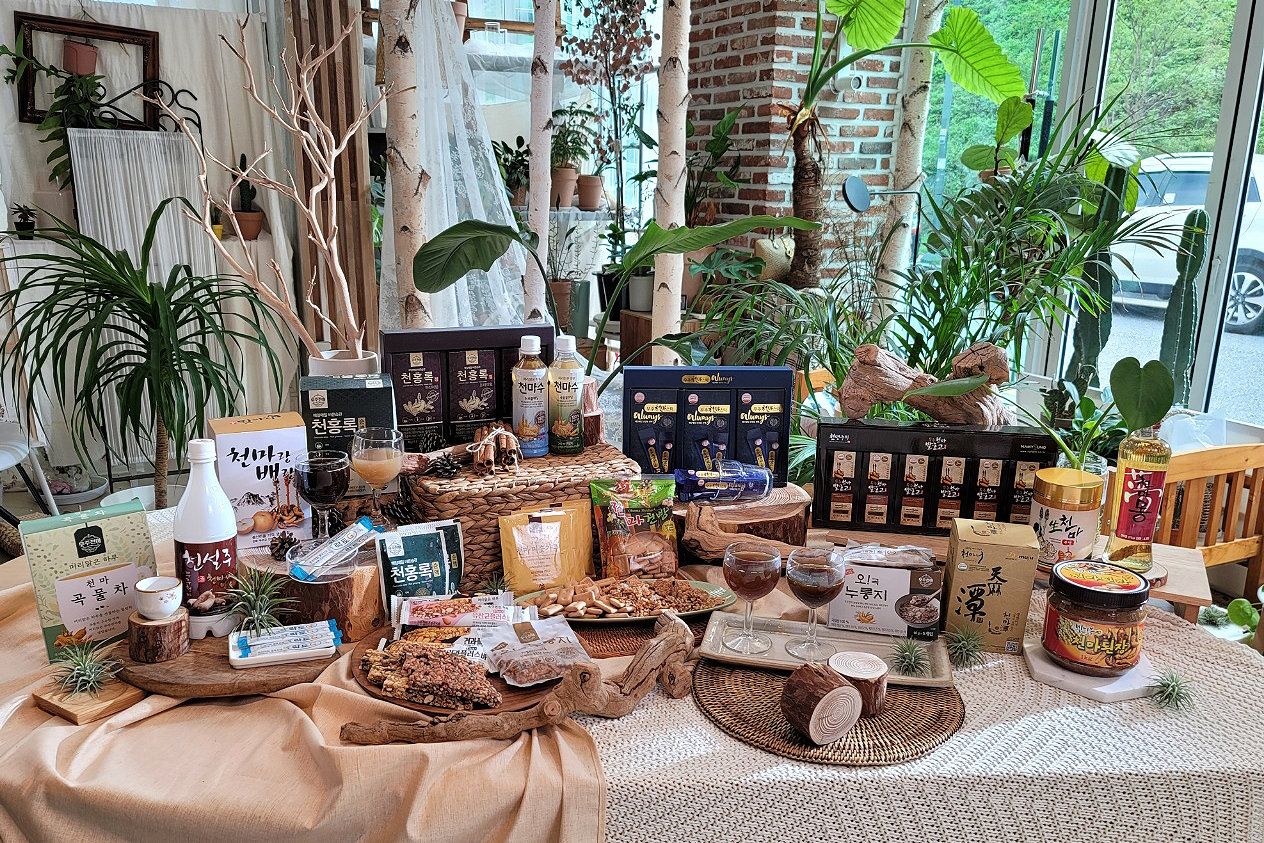 고혈압과 두통 등 혈액순환 개선에 효능이 있는 것으로 알려진 천마로 만든 제품들. 전북 무주군 안성면은 천마 주산지로 전국 재배 면적의 63.8%를 차지한다. 무주군 제공