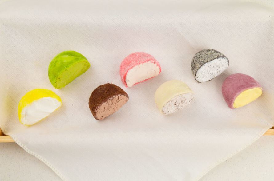 전북 익산의 명물 생크림 찹쌀떡은 떡피가 얇고 쫀득하며 속은 부드러운 생크림으로 채워져 있다. 익산시 제공