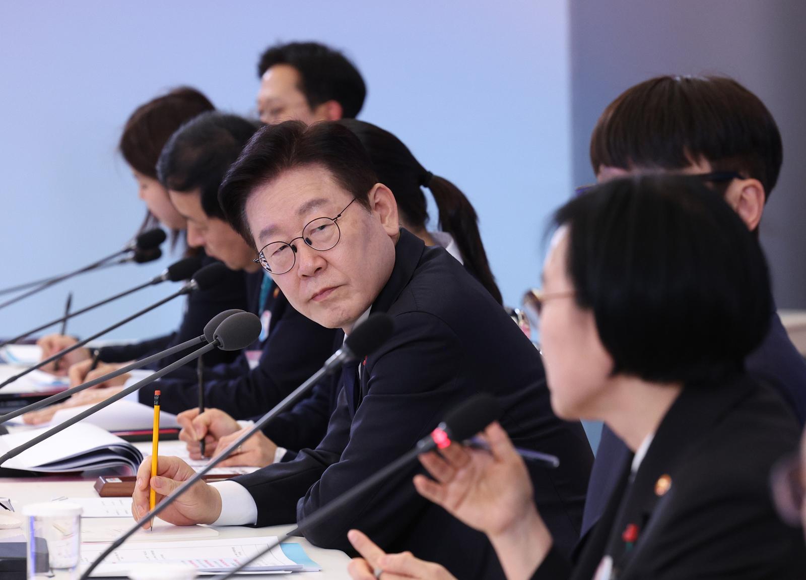 이재명 대통령이 30일 청와대에서 열린 국가창업시대 전략회의에서 참석자들의 발언을 듣고 있다./2026.1.30. 청와대사진기자단