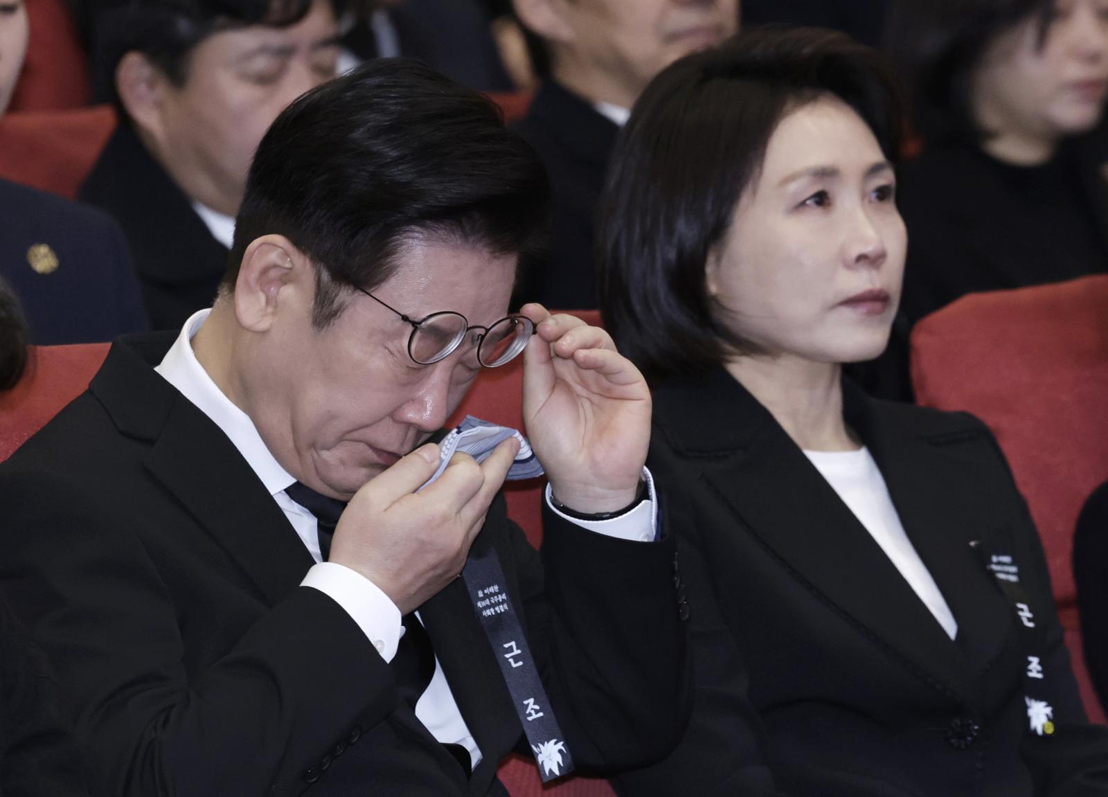 이재명 대통령이 31일 서울 여의도 국회 의원회관에서 열린 故 이해찬 제36대 국무총리 사회장 영결식에서 눈물을 닦고 있다.  2026.1.31/뉴스1