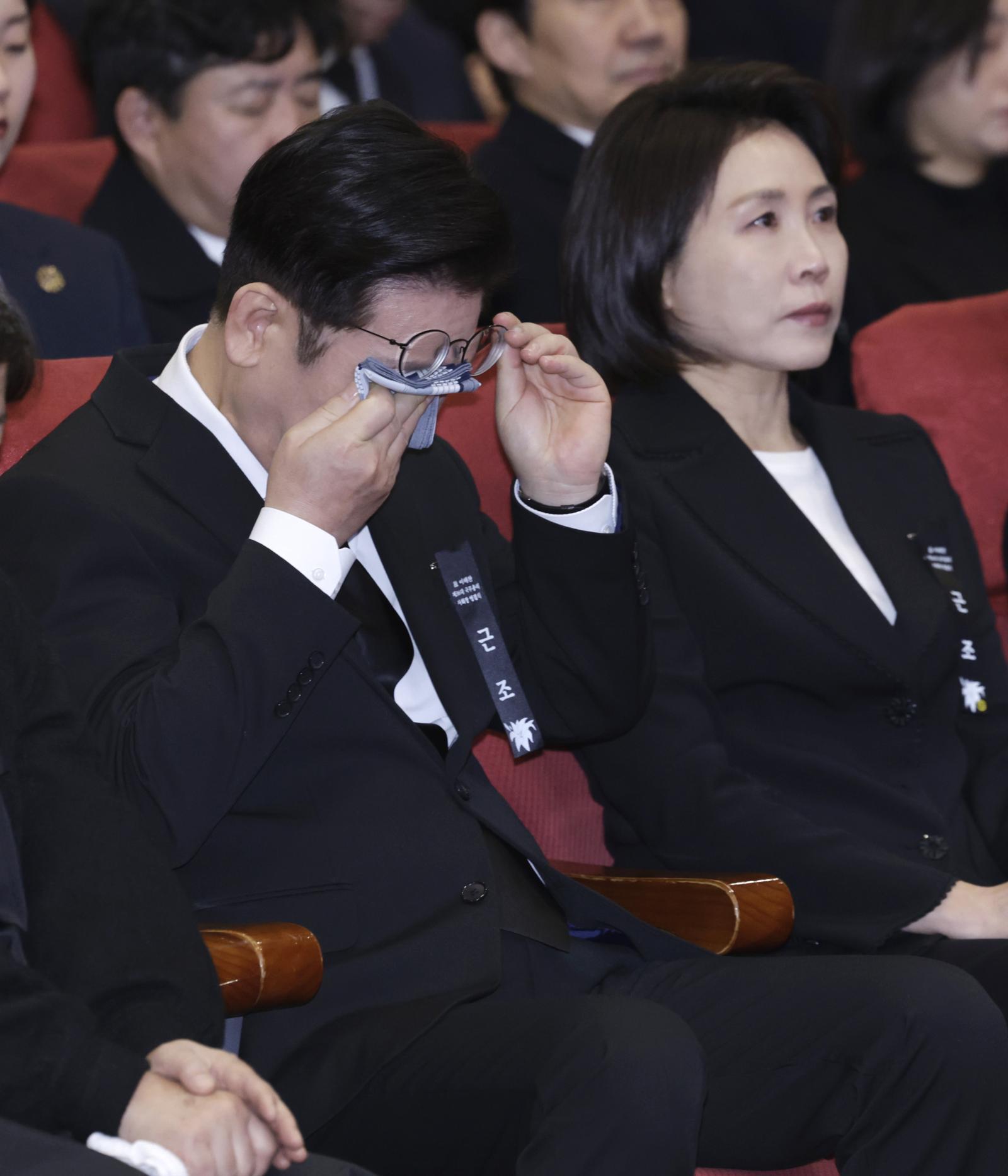 이재명 대통령이 31일 서울 여의도 국회 의원회관에서 열린 고 이해찬 전 국무총리(민주평화통일자문회의 수석부의장) 영결식에서 눈물을 닦고 있다. 2026.01.31. 뉴시스