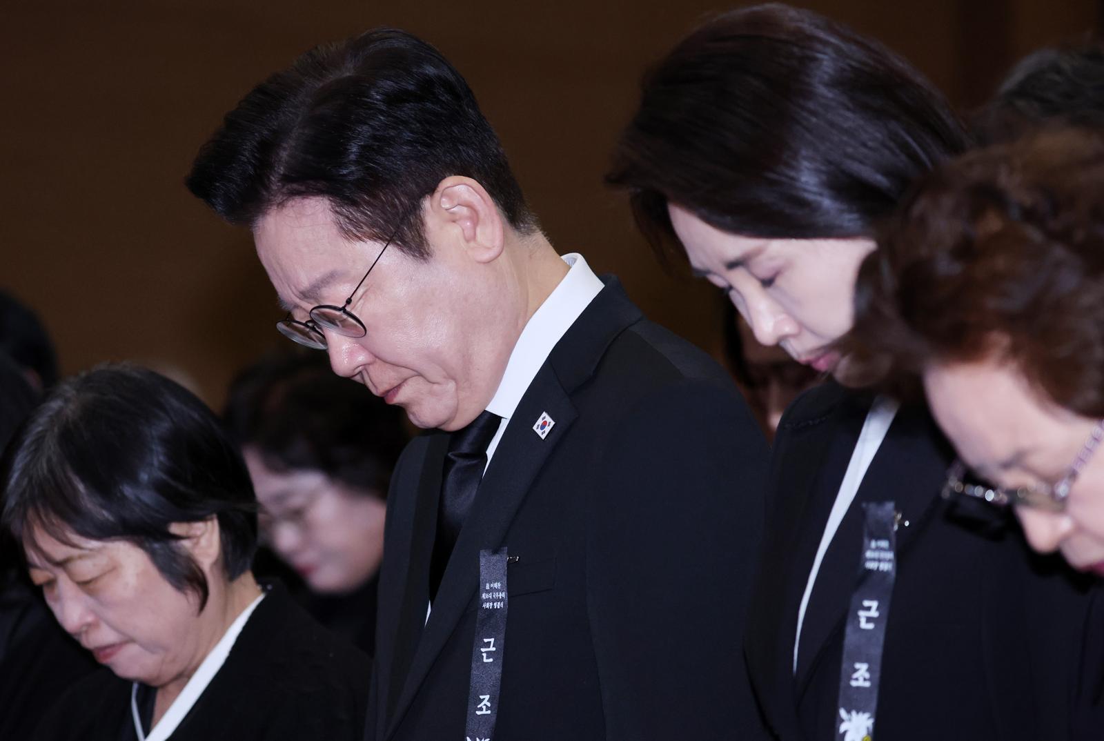 이재명 대통령과 김혜경 여사가 31일 서울 여의도 국회 의원회관에서 열린 고 이해찬 전 국무총리(민주평화통일자문회의 수석부의장) 영결식에서 묵념을 하고 있다. 2026.01.31. 뉴시스