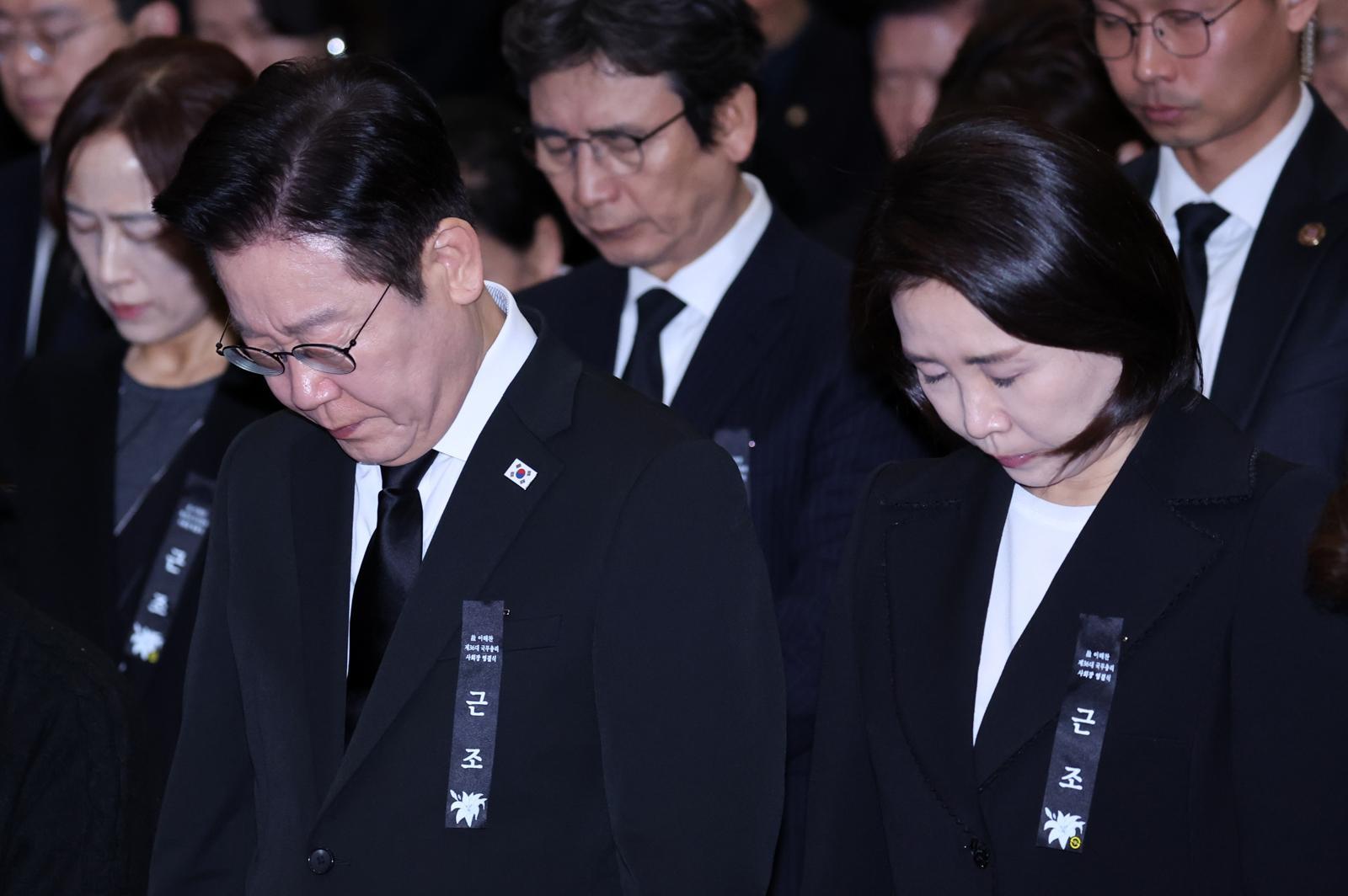 이재명 대통령과 김혜경 여사가 31일 서울 여의도 국회 의원회관에서 열린 故 이해찬 제36대 국무총리 사회장 영결식에서 묵념하고 있다. 2026.1.31/뉴스1