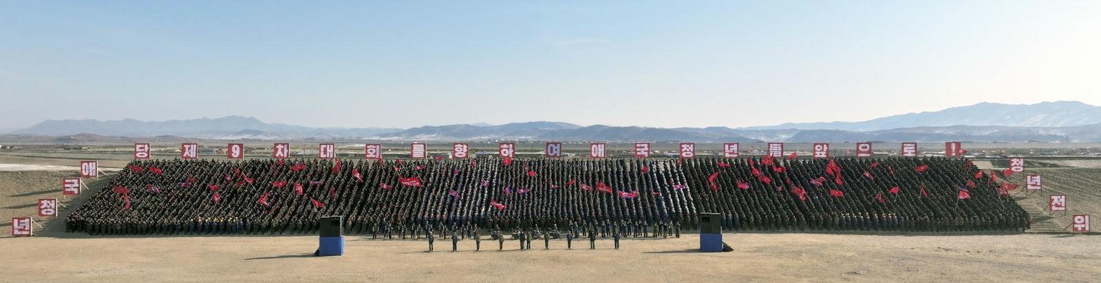 (평양 노동신문=뉴스1) = 북한 노동당 기관지 노동신문은 2026년 1월 17일 신의주온실종합농장 건설 현장에서 백두산영웅청년돌격대원 5000명의 대합창공연 ‘김정은 시대와 백두산영웅청년’이 진행됐다고 18일 보도했다.