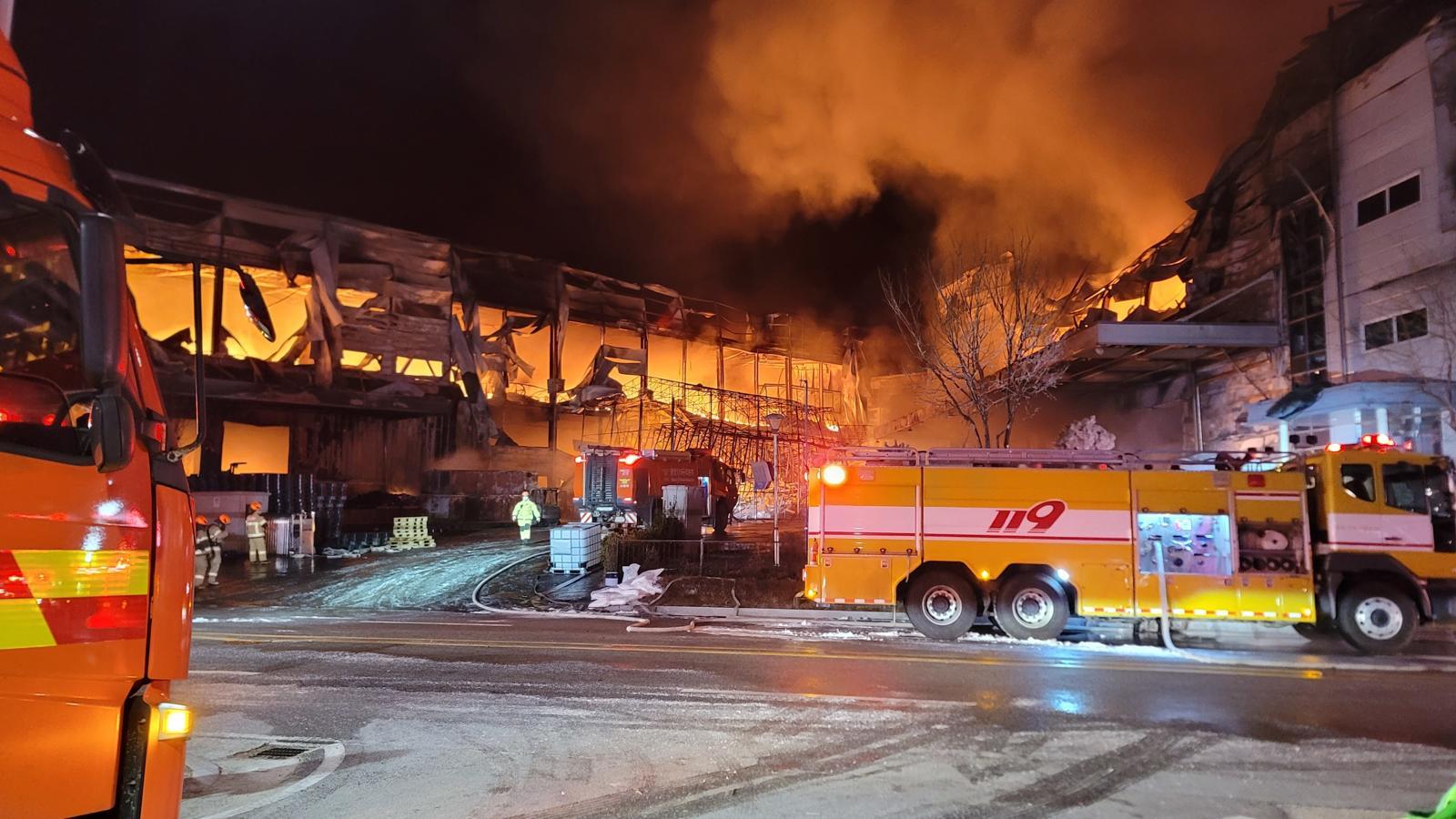 30일 오후 2시 55분쯤 충북 음성군 맹동면 한 펄프공장에서 화재가 발생해 외국인 근로자 2명이 연락 두절됐다. 소방 당국은 대응 2단계를 발령하고 헬기 등을 동원해 진화 중이다. 2026.1.30/뉴스1