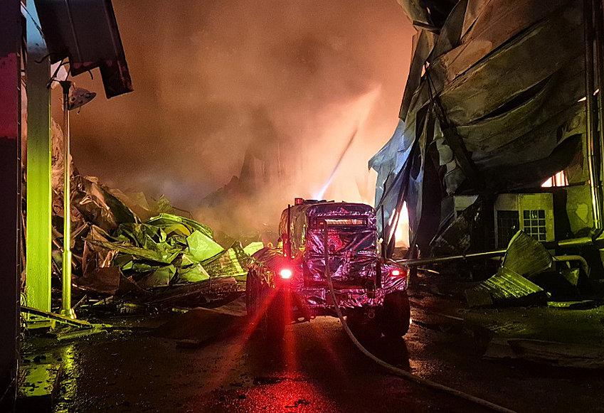 30일 충북 음성군 맹동면 한 펄프공장에서 발생한 화재현장에 무인소방로봇이 투입되고 있다. 소방 당국은 대응 2단계를 발령하고 헬기 등을 동원해 진화 중이다. (소방청 제공. 재판매 및 DB 금지) 2026.1.30/뉴스1