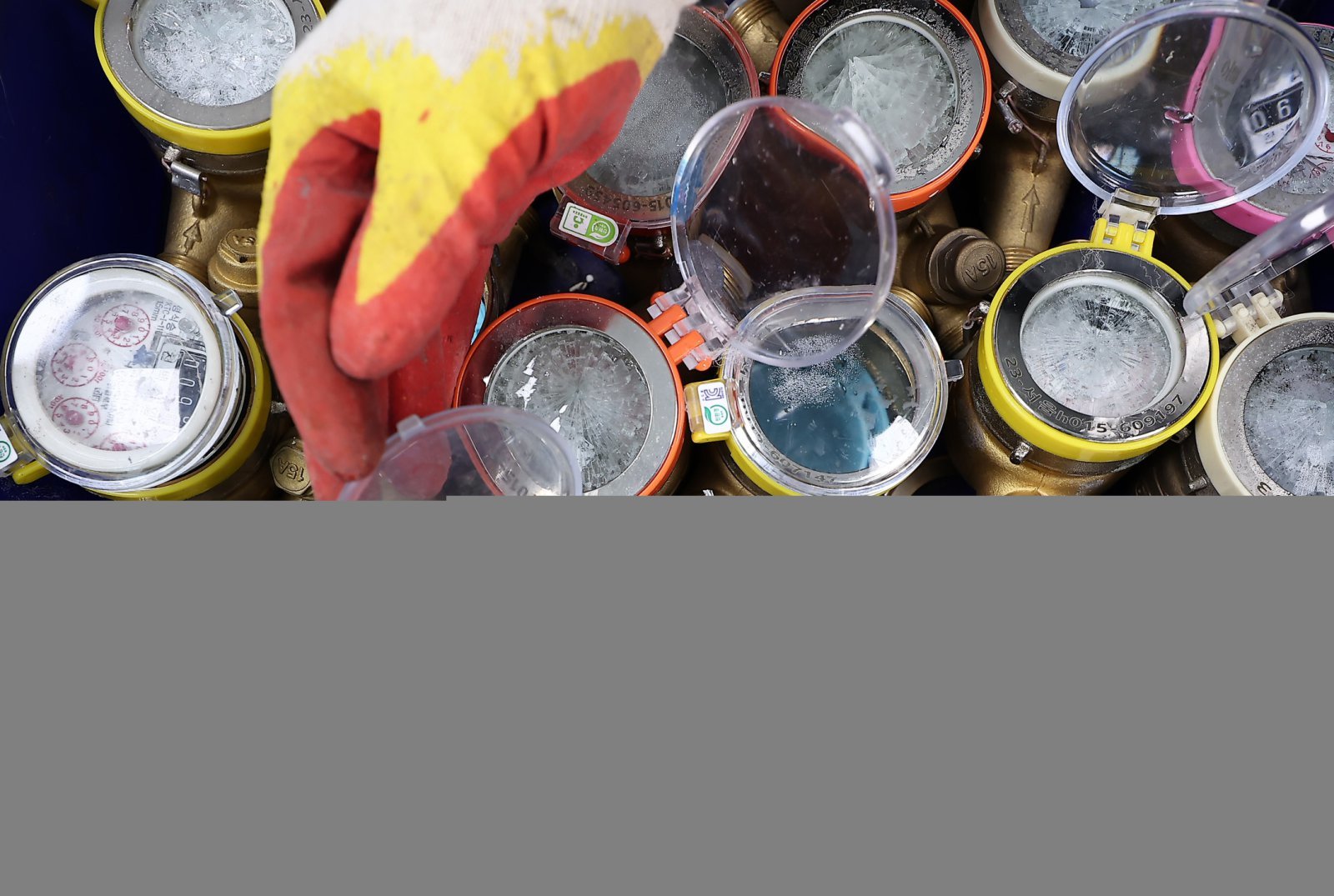 서울 강북구 서울북부수도사업소에서 지난 수도계량기 교체반 직원이 동파된 수도계량기를 정리하고 있다. 뉴스1