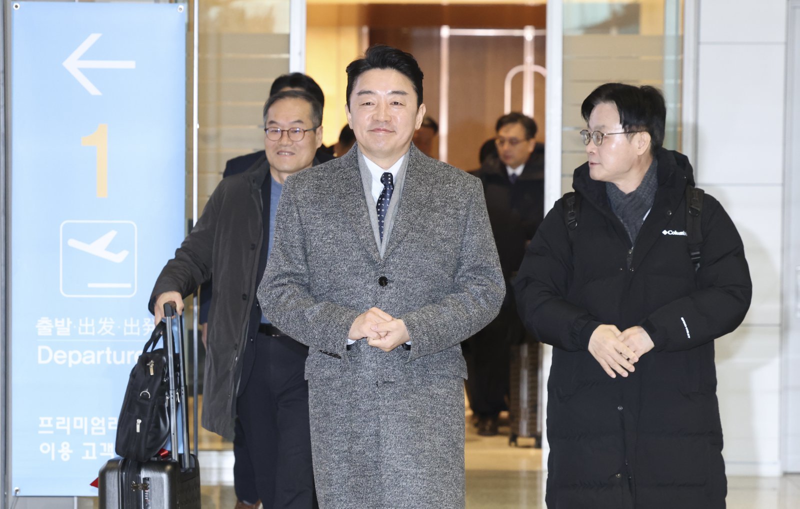 강훈식 대통령 비서실장과 김정관 산업통상부 장관, 이용철 방위사업청장이 26일 인천 중구 인천국제공항 제2여객터미널에서 ‘캐나다 초계 잠수함 프로젝트’(CPSP) 사업 등 정부의 캐나다 방산 협력을 지원을 위해 출국장으로 이동하고 있다. 2026.01.26.[서울=뉴시스]