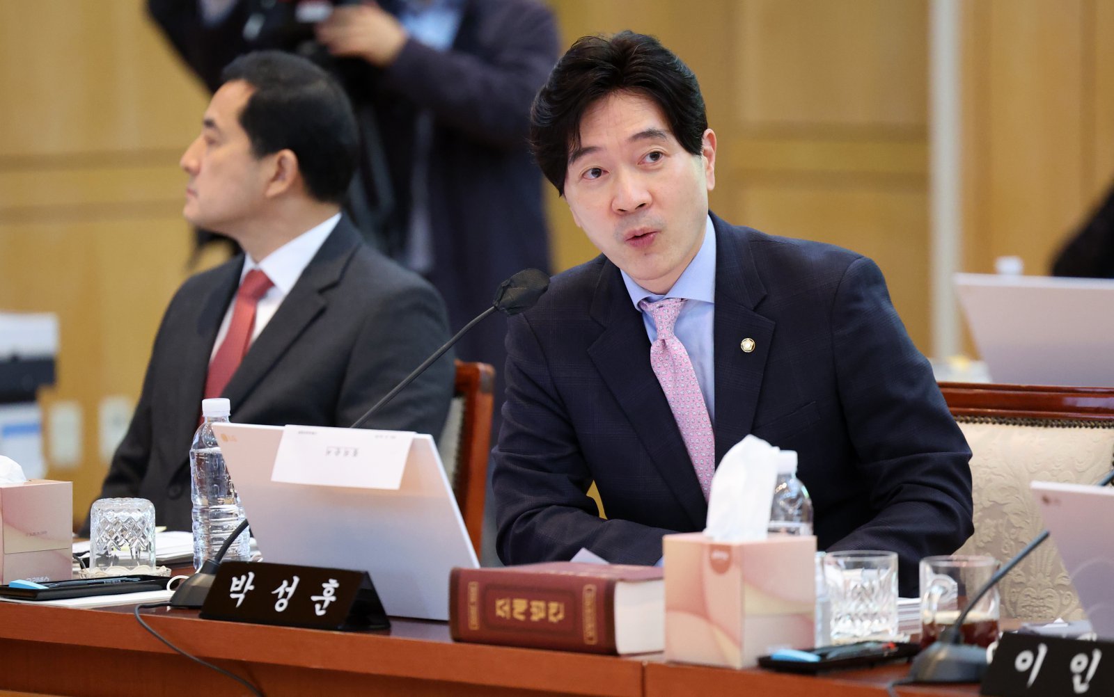 박성훈 국민의힘 의원이 대구 중구 한국은행 대구경북본부에서 열린 대구지방국세청·대구본부세관·대구지방조달청·동북지방통계청·한국은행 대구경북본부·포항본부에 대한 국정감사에서 질의하고 있다. 2024.10.24. 뉴시스