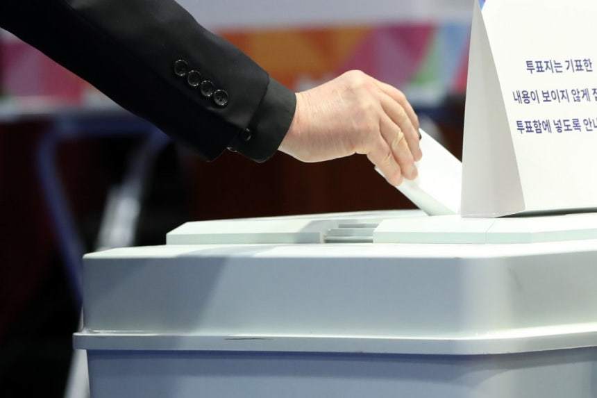 지난해 6월 3일 대통령 선거일에 제주에 마련된 투표소에서 유권자가 투표를 하고 있다. 뉴스1