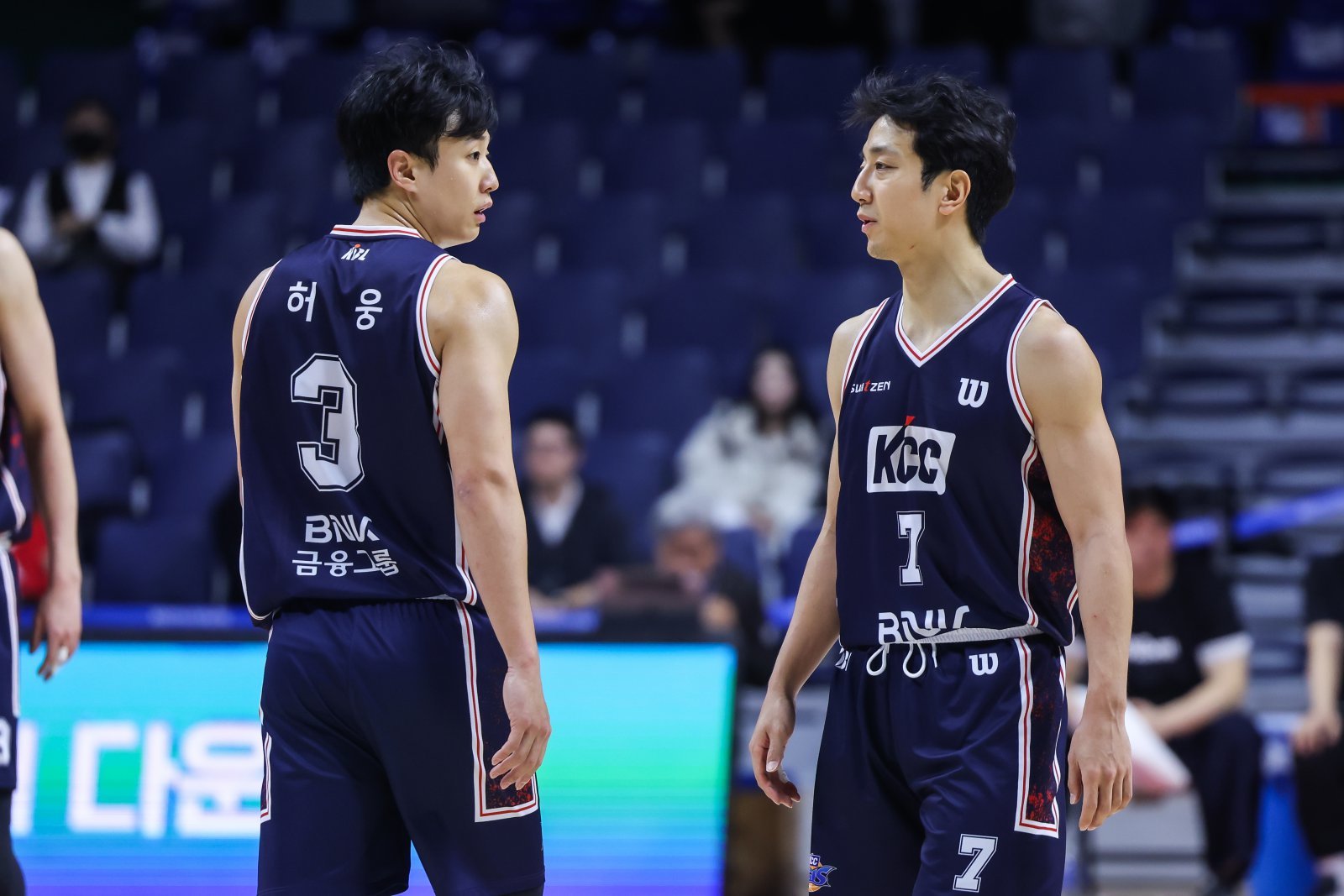 부산 KCC의 허웅(왼쪽)과 허훈이 31일 부산 사직체육관에서 열린 2025-26 프로농구 서울 삼성전에서 팀의 103-90 승리를 이끌었다. KBL 제공