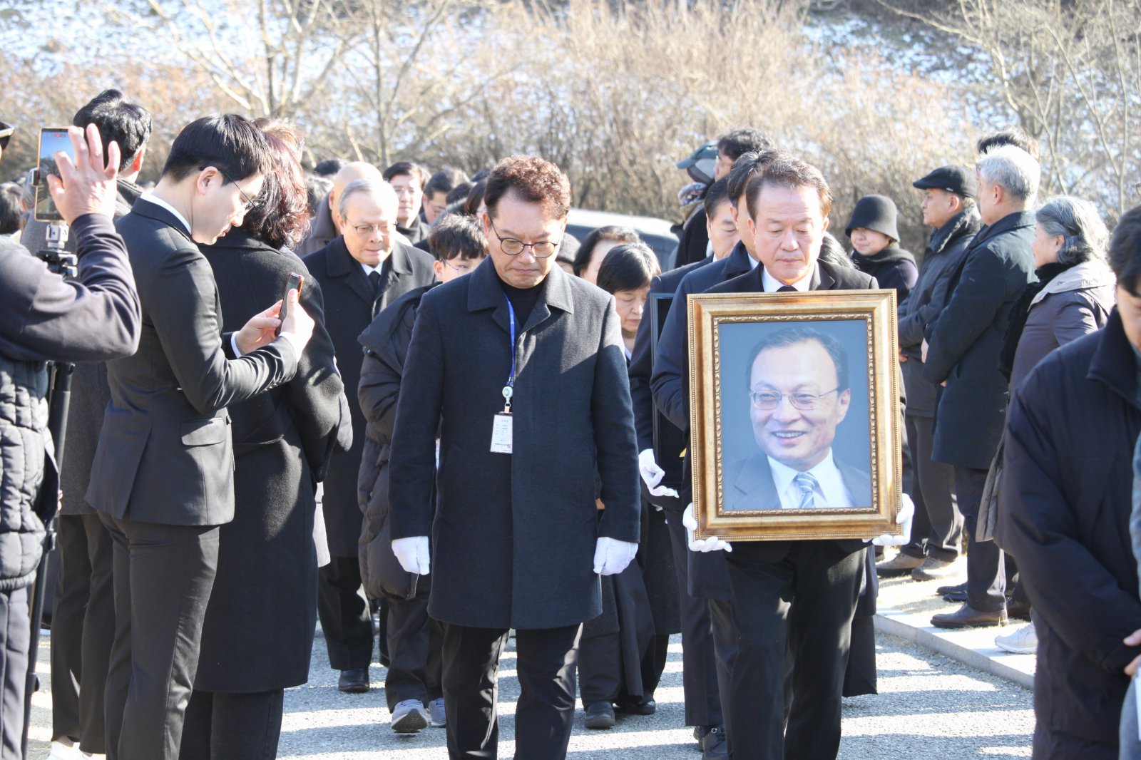 고 이해찬 전 총리의 유해와 유가족들이 31일 장지가 마련된 세종시 은하수공원으로 들어서고 있다. 2026.01.31 세종=뉴시스