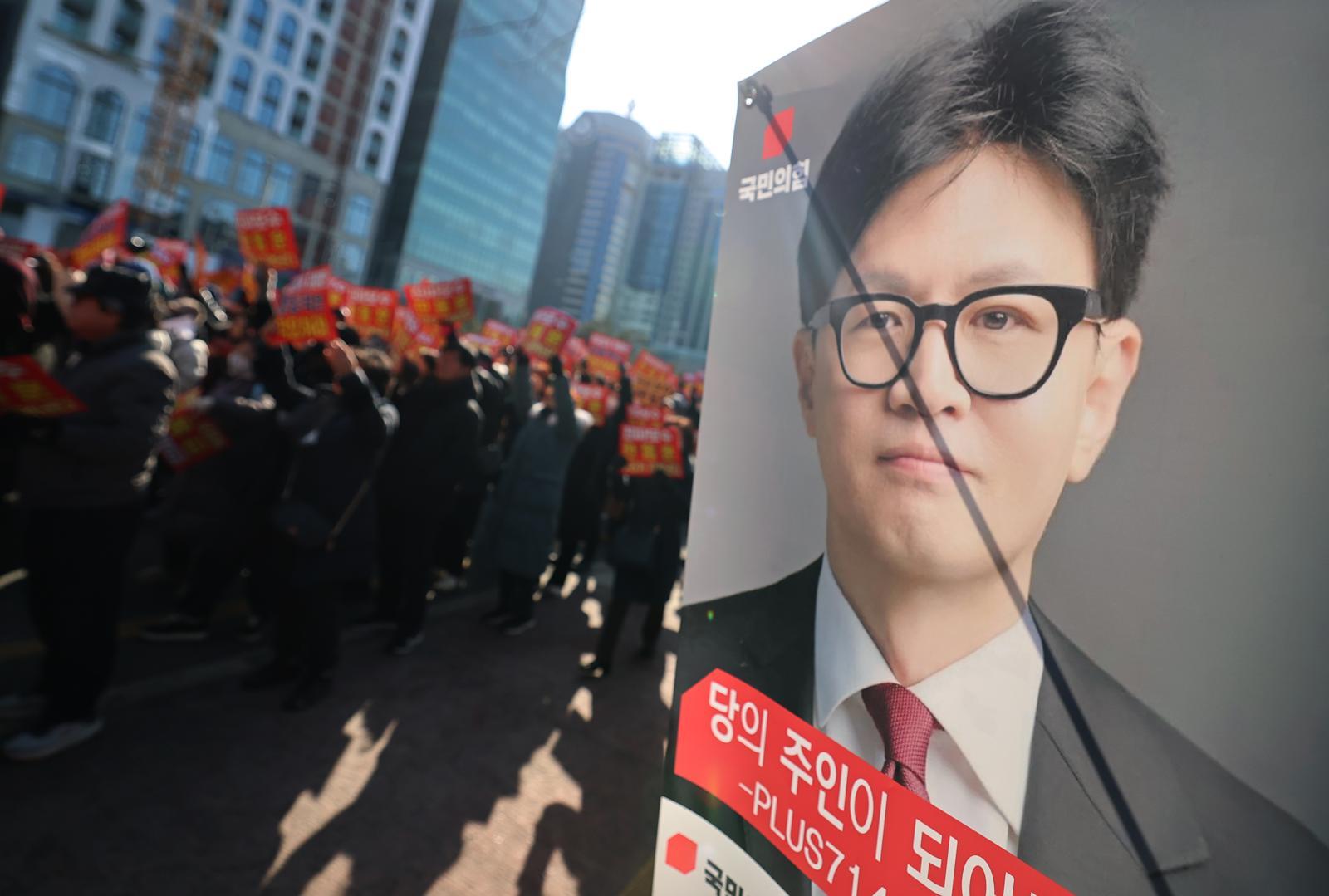국민의힘에서 제명된 한동훈 전 대표 지지자들이 31일 오후 서울 여의도공원 앞에서 열린 당 지도부 규탄 집회에서 ‘부당징계 규탄’ 구호를 외치고 있다. 2026.1.31 뉴스1