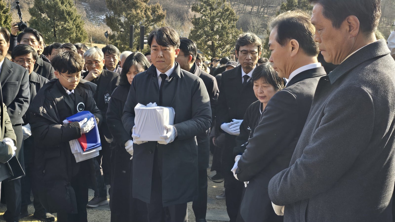 31일 오후 세종시 산울동 은하수공원으로 이해찬 전 국무총리의 유골함이 들어오고  있다. 뉴스1