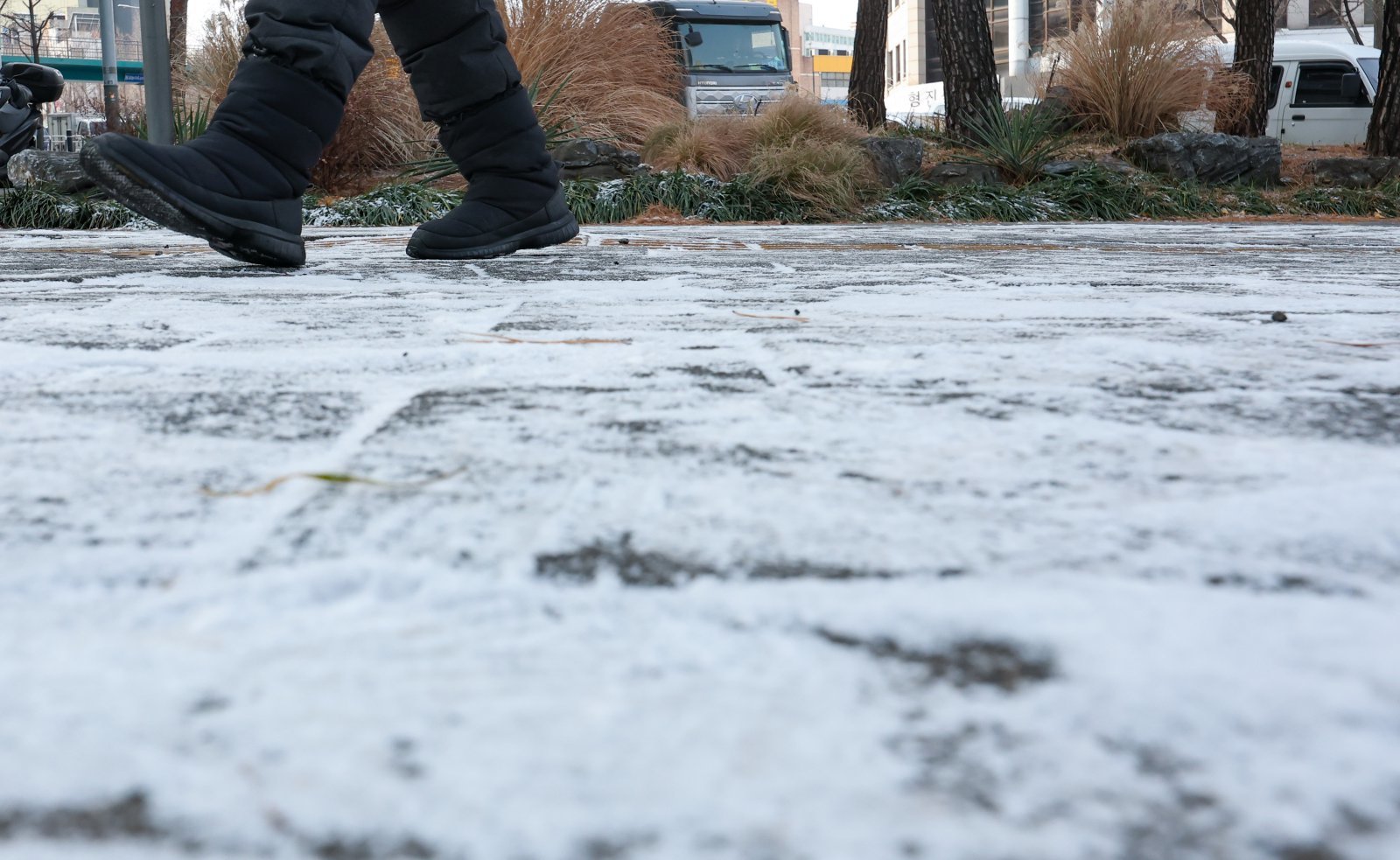 19일 오전 서울 중구 거리에서 시민들이 눈 쌓인 보행로를 지나고 있다. 기상청은 이번주 시베리아에서 밀려온 찬 공기가 한반도를 덮쳐 내륙 지역을 중심으로 영하 10도 안팎의 강추위를 예보했다. 2026.01.19 뉴시스