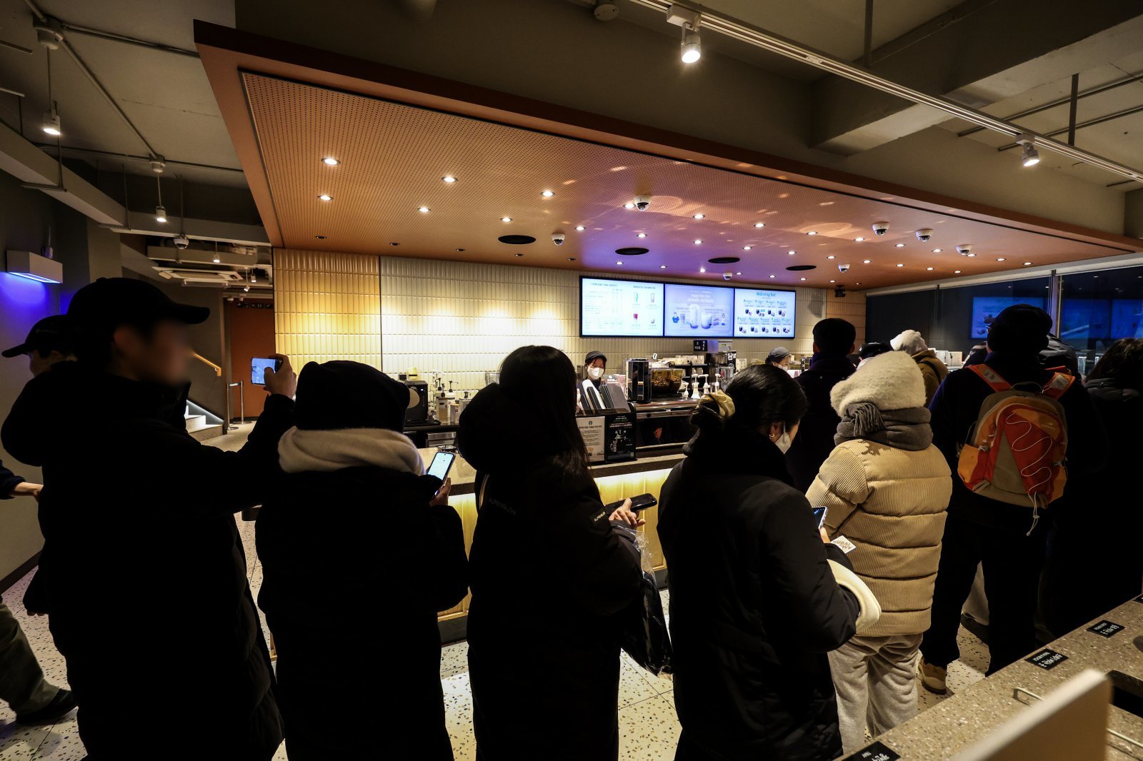 30일 서울 마포구 스타벅스 홍대동교점을 찾은 시민들이 스타벅스 두바이 쫀득롤을 구매하기 위해 줄 서 있다. 2026.01.30. 뉴시스