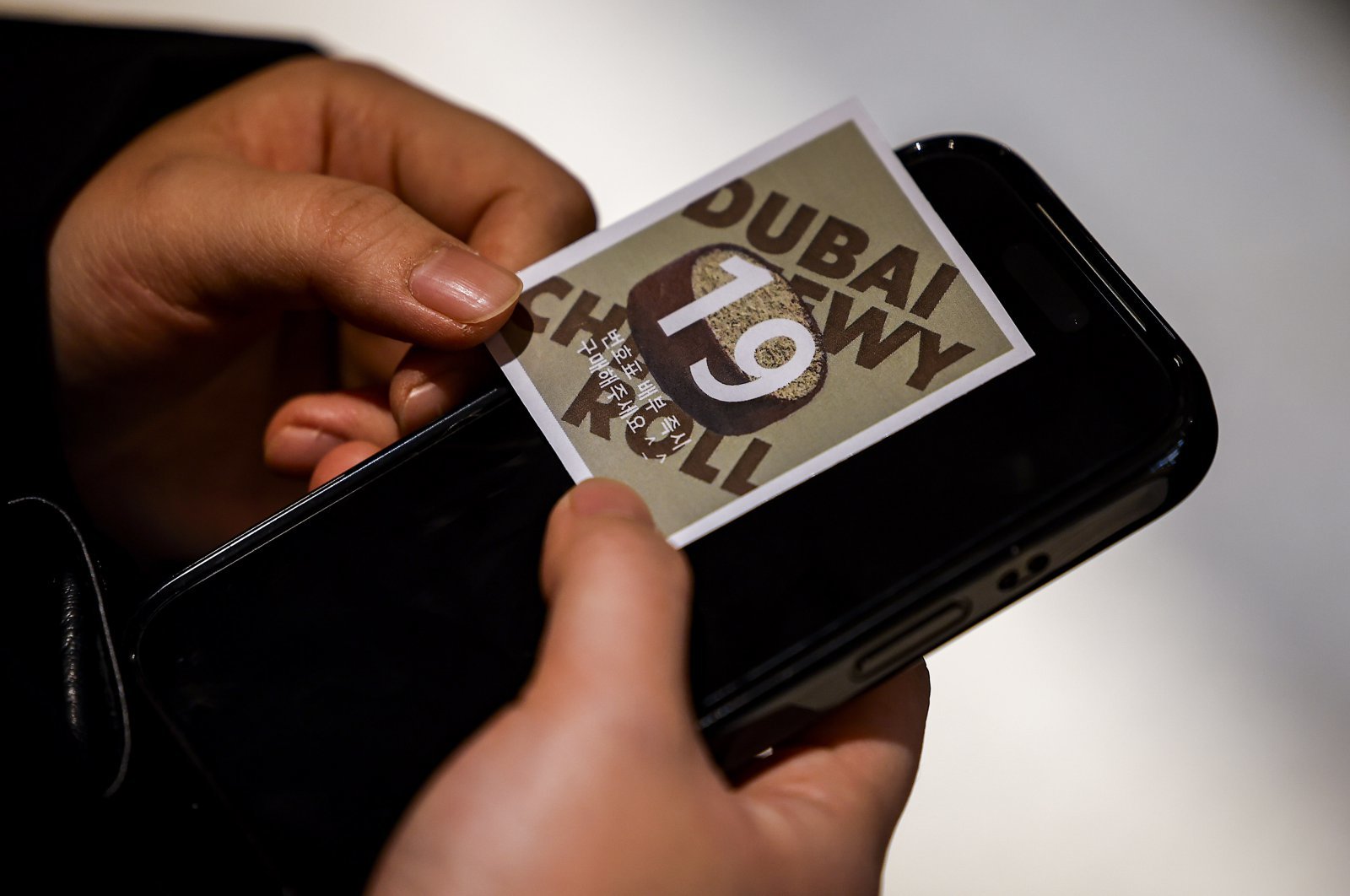 30일 서울 마포구 스타벅스 홍대동교점을 찾은 시민들이 스타벅스 두바이 쫀득롤을 구매하기 위해 줄 서 있다. 2026.01.30. 뉴시스