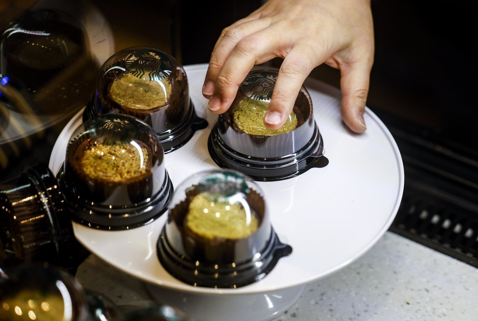 30일 서울 마포구 스타벅스 홍대동교점에 스타벅스 두바이 쫀득롤이 진열되어 있다. 2026.01.30. 뉴시스