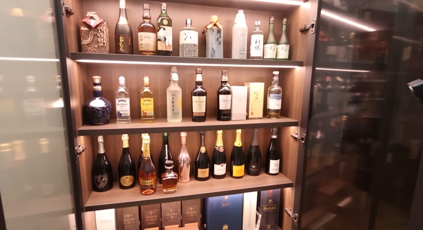 벽면 가득한 주류 장식장. 도장TV