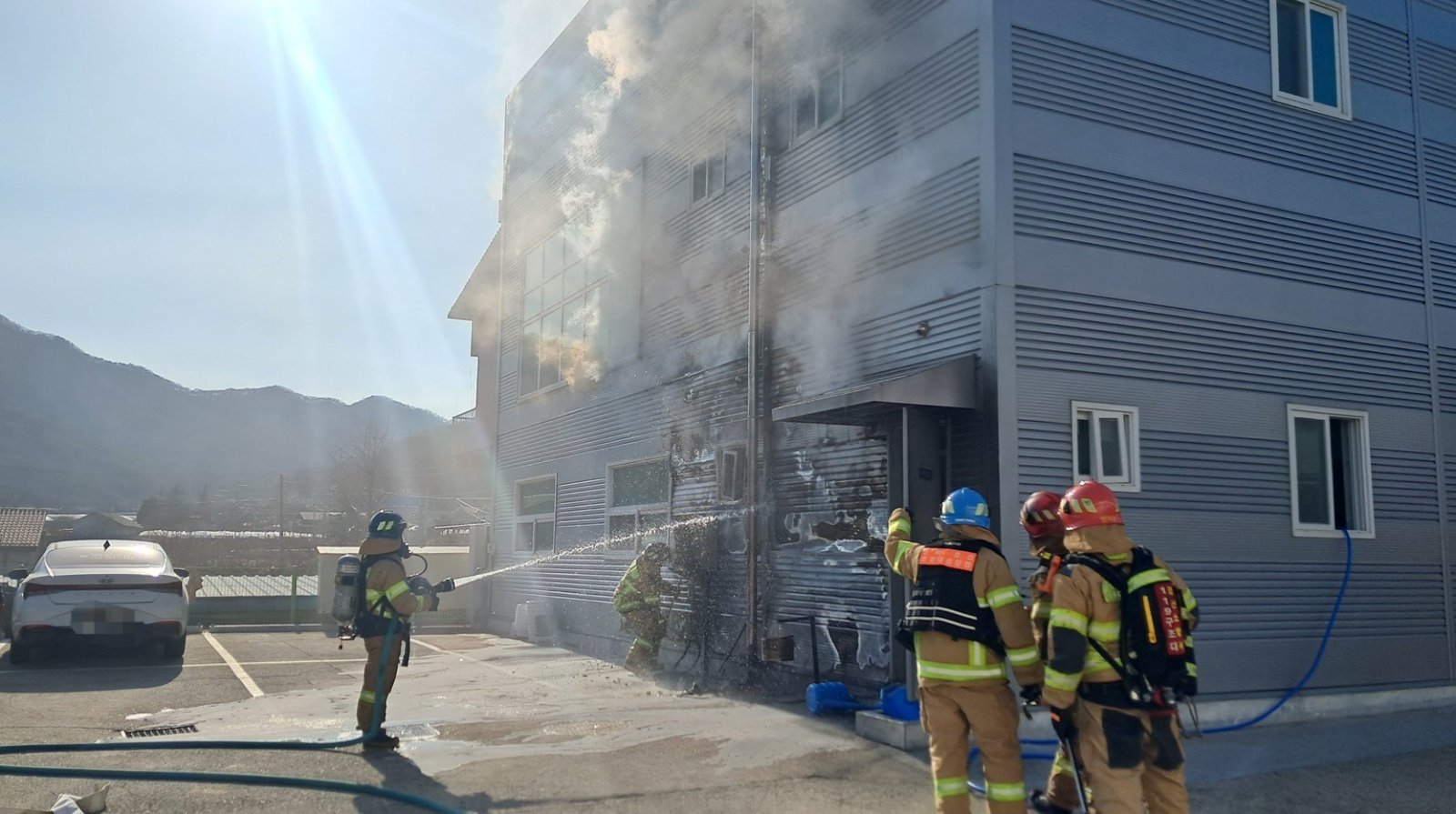 31일 오후 2시 42분쯤 경북 경산 남산면의 태양광·열 복합모듈 등을 제조하는 공장에서 원인을 알 수 없는 불이 나 소방 당국이 진화 작업을 벌이고 있다. 경북소방본부 제공