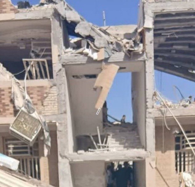 31일 이란 남부 걸프 해안의 항구도시 반다르아바스의 한 건물이 폭발로 파괴됐다. X 캡처