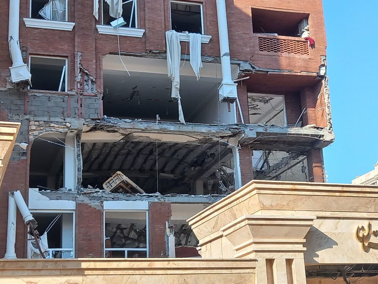 31일(현지 시간) 이란 남부 항구도시 반다르아바스에서 한 주거건물에서 폭발이 발생해 일부 층이 파괴됐다. 이란 국영 통신 IRNA 보도 갈무리