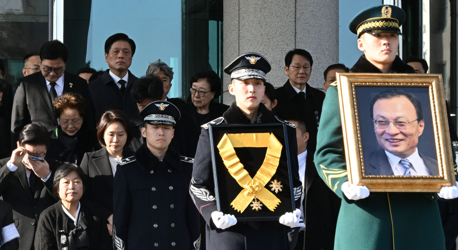 이재명 대통령과 이해찬 전 총리 유가족 등이 31일 서울 여의도 국회 의원회관에서 이해찬 전 국무총리 영결식을 마친 뒤 영정 행렬을 따라 건물을 나서고 있다.2026.01.31. 청와대사진기자단