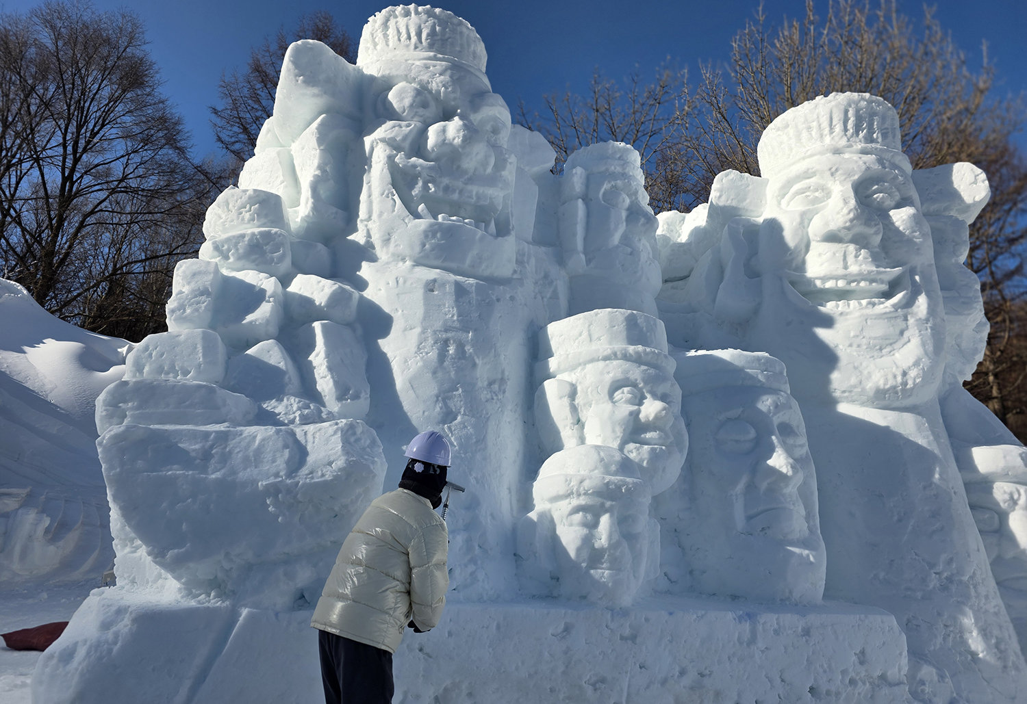 제33회 태백산 눈축제 개막을 하루 앞둔 30일 강원 태백시 태백산국립공원 당골광장에서 눈조각 작품의 마무리 작업이 진행되고 있다. 태백=뉴시스