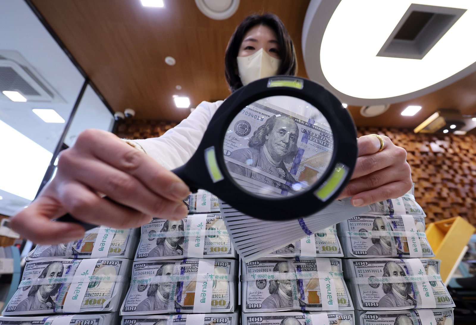 30일 서울 중구 하나은행 위변조대응센터에서 직원이 달러화를 정리하고 있다. 2026.1.30/뉴스1