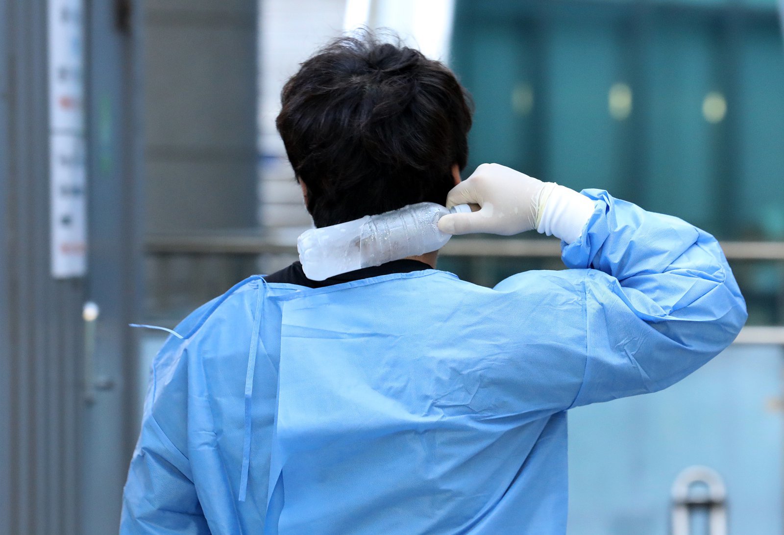 주간 신규 코로나19 확진자 수가 6주 연속 증가세를 이어가고 있는 8일 서울 용산구 보건소 선별진료소에서 의료진이 얼린 물병을 목에 대고 있다. 코로나19 확산세가 이어지자 방역 당국은 오는 9일로 예정됐던 코로나19 감염병 등급 하향 등 일상 회복 관련 발표 일정을 잠정 연기하기로 했다. 2023.08.08 뉴시스