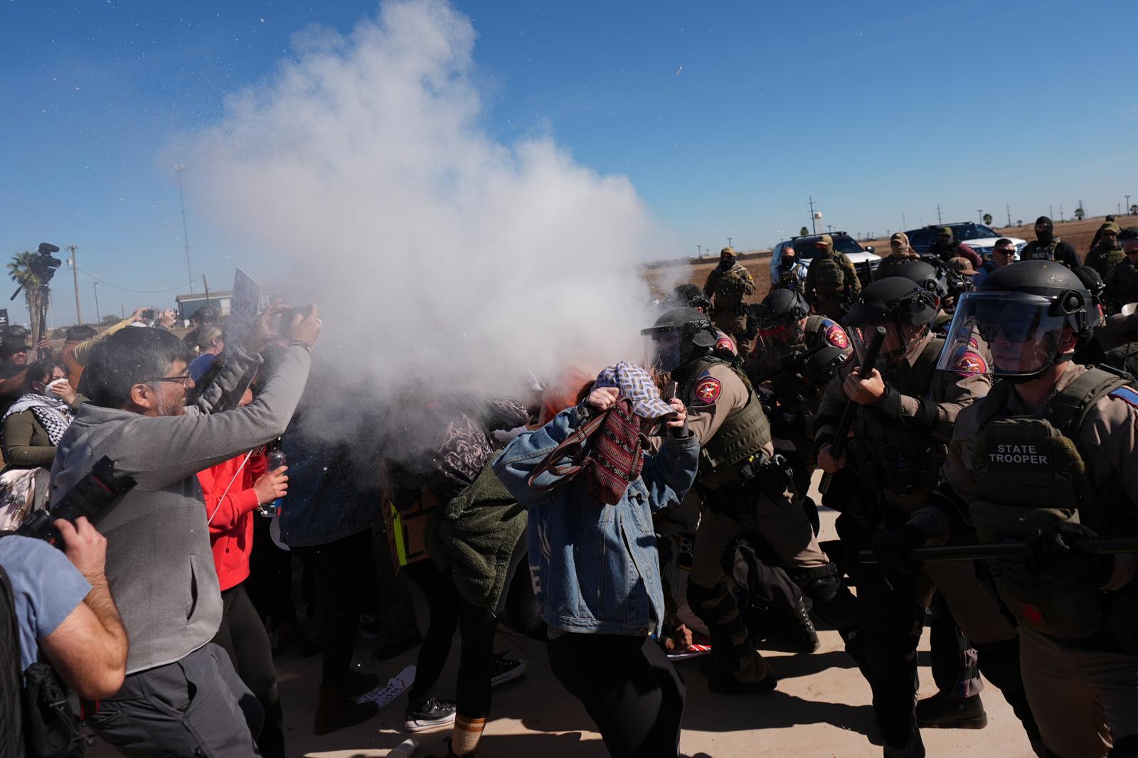 28일 미국 텍사스주 딜리의 사우스 텍사스 가족 수용센터 앞에서 수용 중인 리엄 라모스와 그의 아버지에 항의하는 시위가 열린 가운데 경찰이 시위대를 향해 페퍼 스프레이를 살포하고 있다. AP