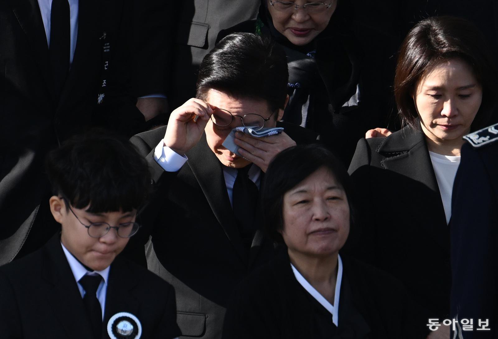 고(故) 이해찬 제36대 국무총리 사회장 영결식이 엄수된 31일 오전 영결식을 마친 고인의 운구행렬이 의원회관을 나서고 있다.  장승윤 기자 tomato99@donga.com