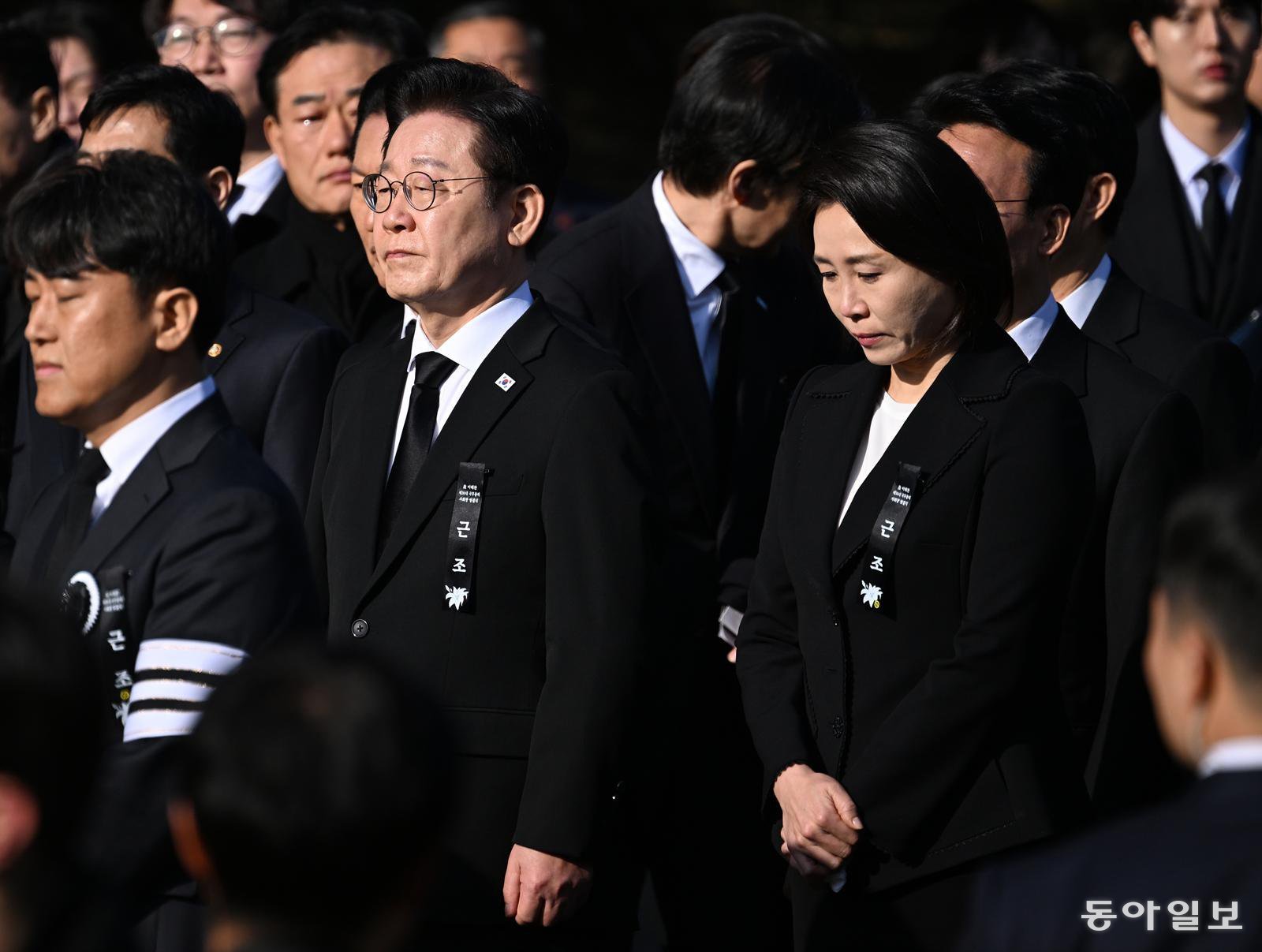 고(故) 이해찬 제36대 국무총리 사회장 영결식이 엄수된 31일 오전 영결식을 마친 고인의 운구행렬이 의원회관을 나서고 있다.  장승윤 기자 tomato99@donga.com