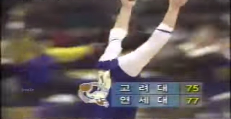 한국 농구 역대급 4초의 승부. 연세대 서장훈이 고려대와의 라이벌 전 4초를 남겨놓고 75-75에서 극적인 버저비터로 승리의 마침표를 찍는 장면. KBS 유튜브 캡쳐.