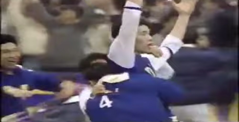 한국 농구 역대급 4초의 승부. 연세대 서장훈이 고려대와의 라이벌 전 4초를 남겨놓고 75-75에서 극적인 버저비터로 승리의 마침표를 찍는 장면. KBS 유튜브 캡쳐.