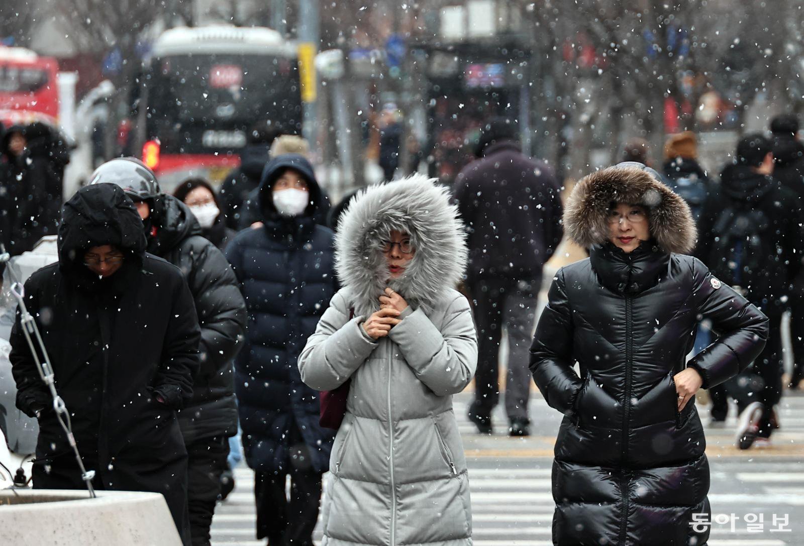 서울 종로구 세종대로 사거리에서 시민들이 눈을 맞으며 횡단보도를 건너고 있다. 동아일보DB