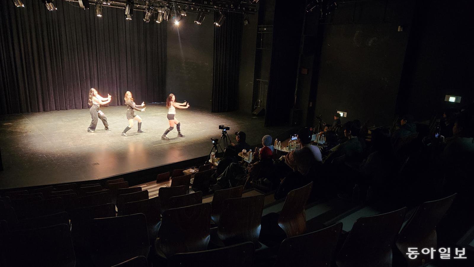 지난달 24일 부산 남구 경성대 예노소극장에서 ‘MEGA K-POP(케이팝) 오디션’이 열리고 있다. 경성대는 아이돌 데뷔를 꿈꾸는 지역 10·20세대를 수도권 기획사와 연결해 주기 위해 이 같은 행사를 기획했다. 김화영 기자 run@donga.com