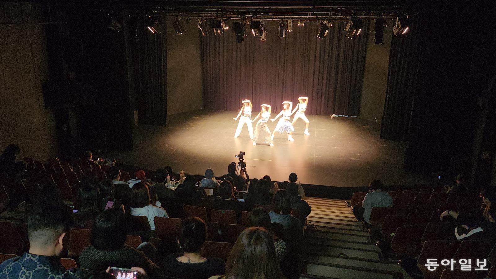 지난달 24일 부산 남구 경성대 예노소극장에서 ‘MEGA K-POP(케이팝) 오디션’이 열리고 있다. 경성대는 아이돌 데뷔를 꿈꾸는 지역 10·20세대를 수도권 기획사와 연결해 주기 위해 이 같은 행사를 기획했다. 김화영 기자 run@donga.com