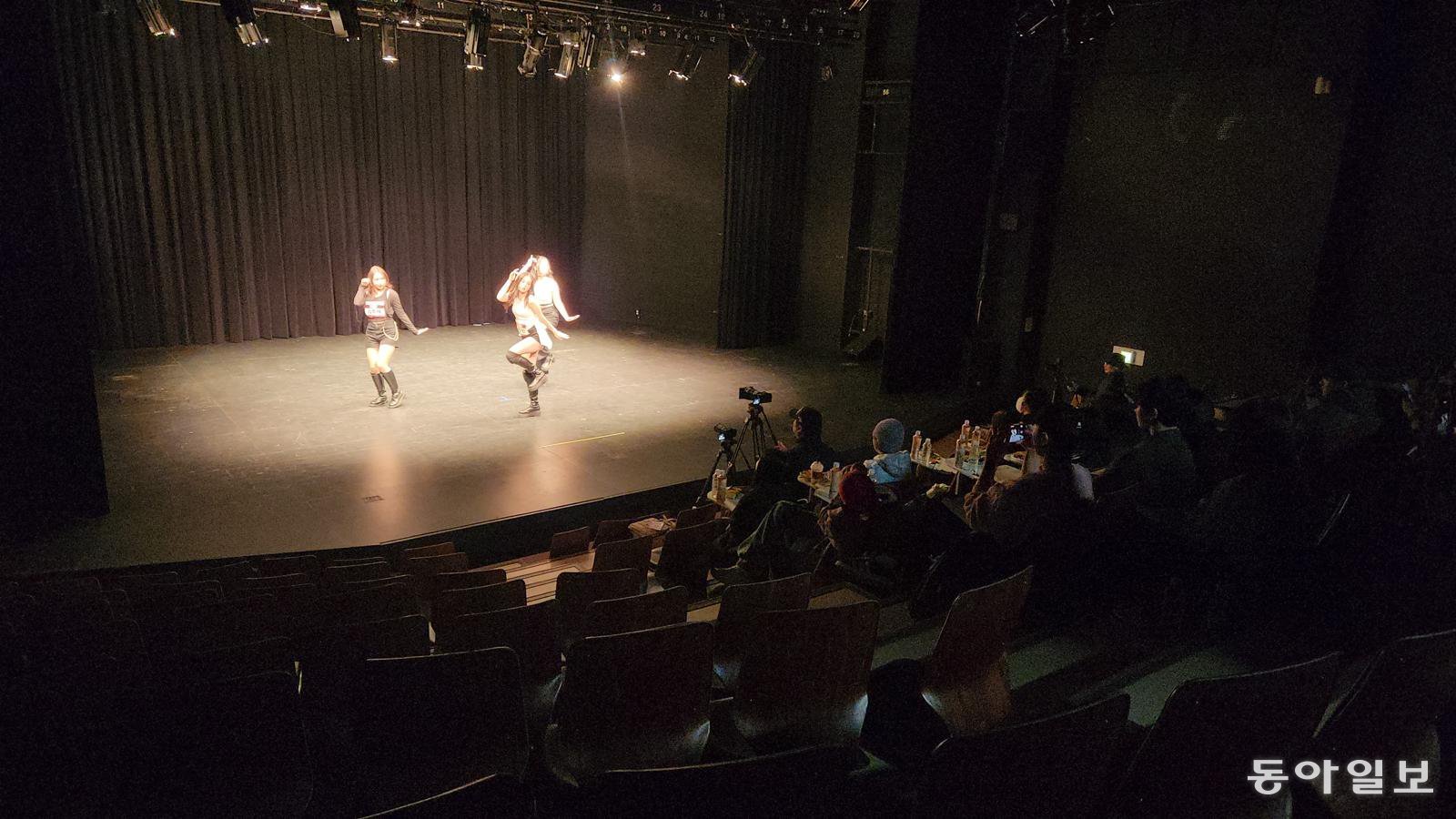 지난달 24일 부산 남구 경성대 예노소극장에서 ‘MEGA K-POP(케이팝) 오디션’이 열리고 있다. 경성대는 아이돌 데뷔를 꿈꾸는 지역 10·20세대를 수도권 기획사와 연결해 주기 위해 이 같은 행사를 기획했다. 김화영 기자 run@donga.com