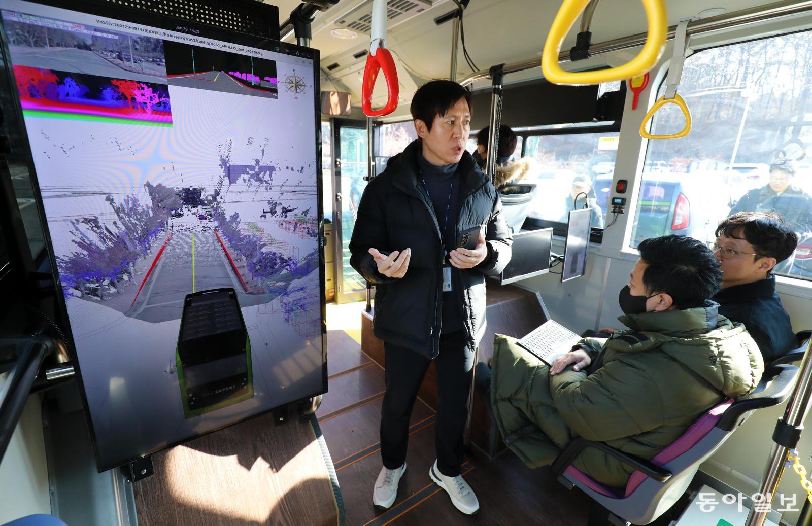 지난달 29일 대전 유성구 한국전자통신연구원 연구진이 자율주행 버스에 올라 작동 체계를 설명하고 있다. 김태영 기자 live@donga.com