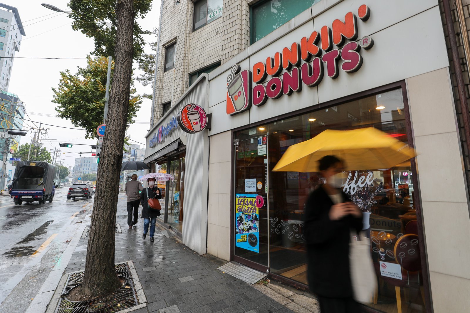 1일 서울 시내 던킨도너츠와 배스킨라빈스 매장 앞으로 시민들이 지나가고 있다.  2020.11.1/뉴스1