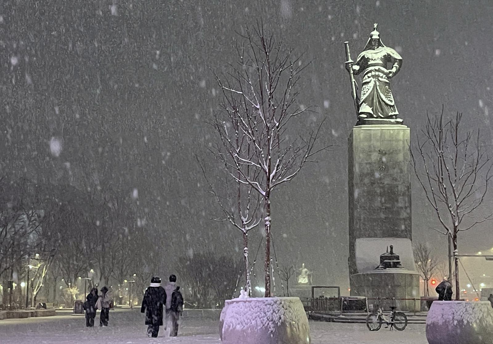 한파가 이어진 23일 밤 서울 종로구 광화문 광장에 폭설이 내리고 있다. 2026.1.23/뉴스1