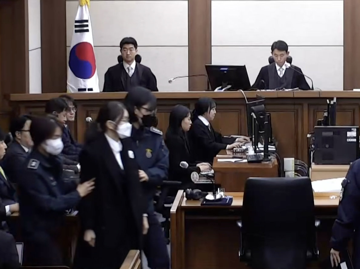 김건희 여사가 28일 오후 서울 서초구 중앙지방법원에서 자본시장법·정치자금법 위반, 특정범죄 가중처벌법상 알선수재 혐의 1심 선고 공판에 출석하고 있다. MBC 유튜브 영상 캡처