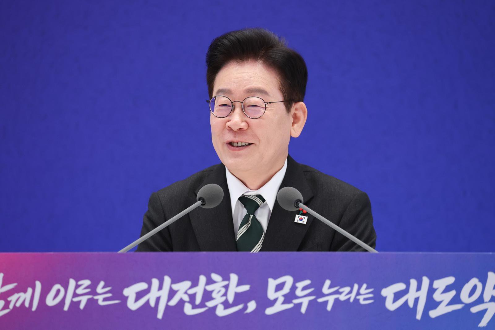 이재명 대통령이 21일 청와대 영빈관에서 열린 신년 기자회견에서 취재진 질문에 답변하고 있다. 2026.1.21 뉴스1