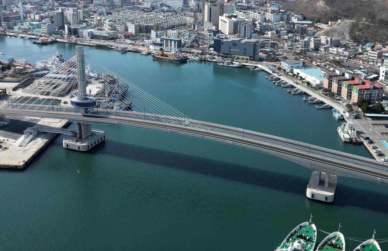 경북 포항시 송도해수욕장과 영일대해수욕장을 연결하는 해오름대교. 포항시 제공