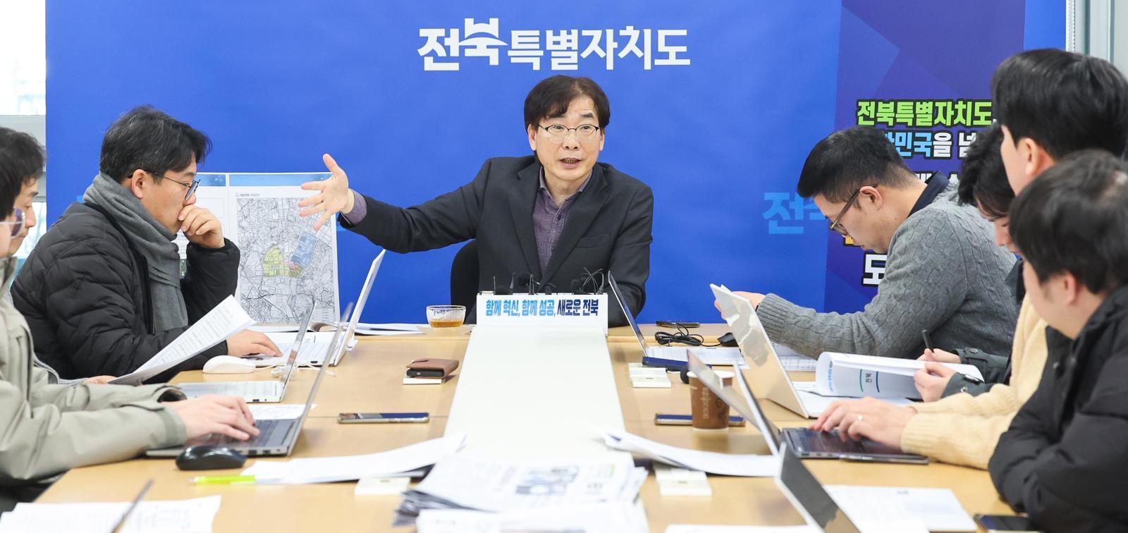 김인태 전북도 기업유치지원실장(가운데)이 금융위원회에 신청한 금융중심지 지정과 관련해 설명하고 있다. 전북도 제공