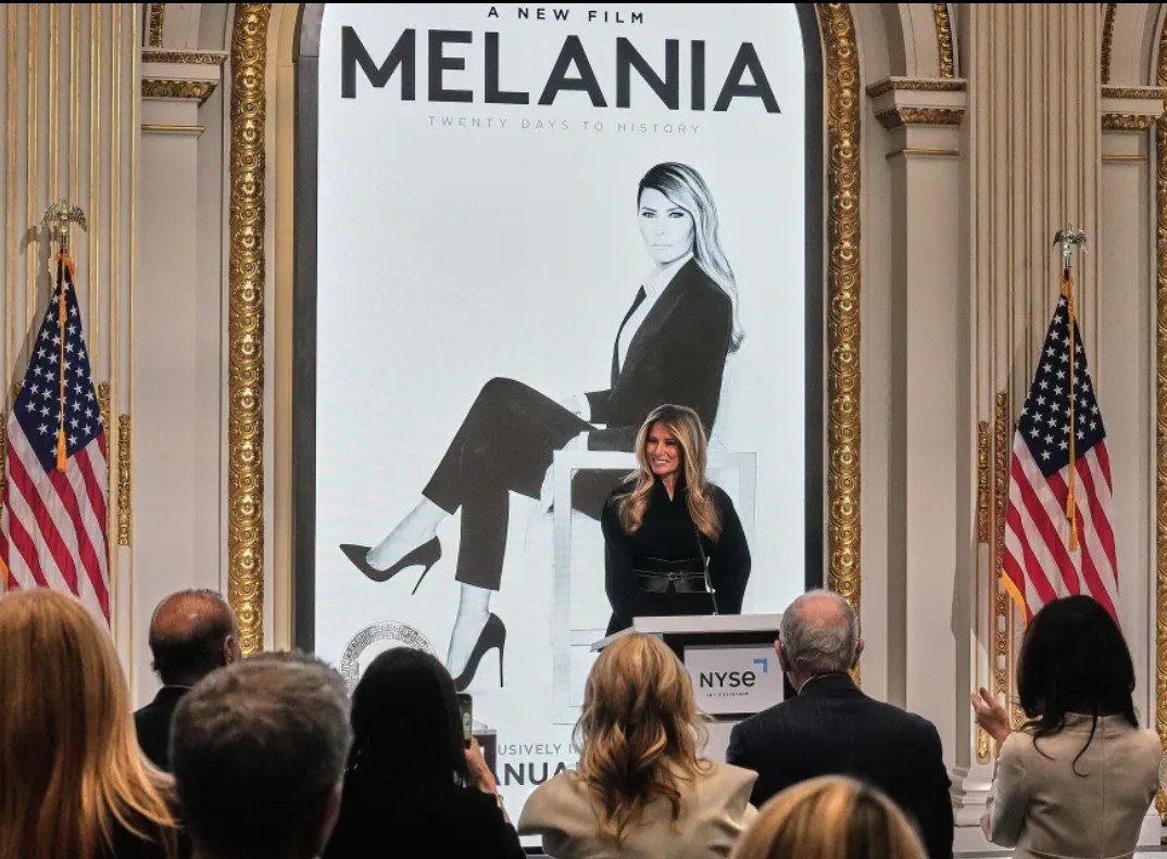 멜라니아 트럼프가 28일 뉴욕 증권거래소에서 개장 벨을 울리는 행사에 참석해 자신의 다큐 영화 ‘멜라니아’ 포스터 앞에서 영화에 대해 설명하고 있다.2026.01.30 뉴욕=AP 뉴시스